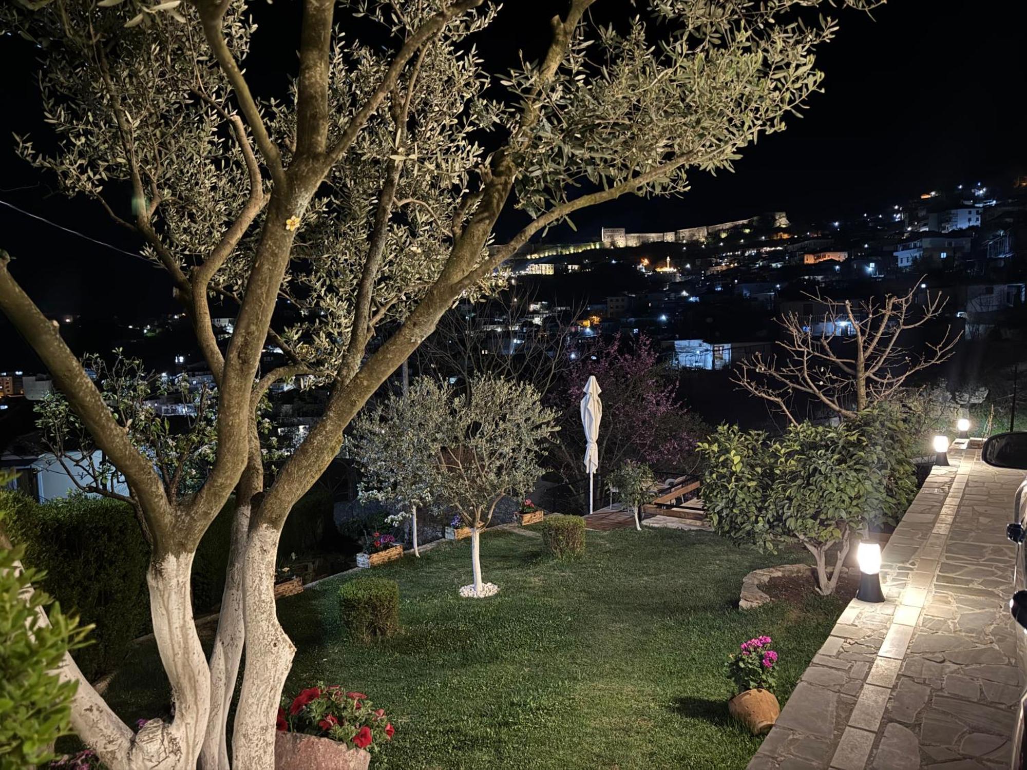 Ilvi Guesthouse Gjirokastër Exterior foto